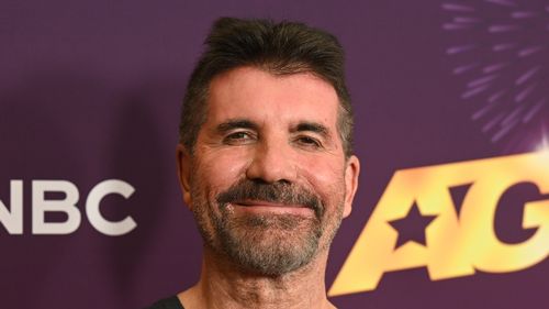 Simon Cowell có vẻ là một người cha tự hào khi được con trai của Eric, 10 tuổi, trên thảm đỏ