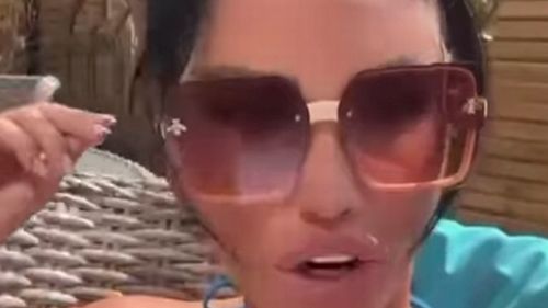 Katie Price cởi trói sau khi phá sản khi cô ấy trình diễn kết quả phẫu thuật