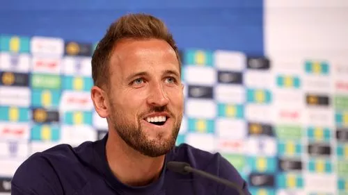 Harry Kane trả lời như một phóng viên công bố hợp đồng và áo sơ mi để đưa ra đề nghị thuyên chuyển