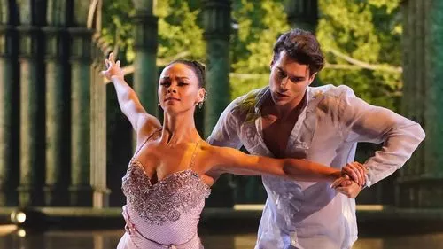 Ngôi sao của Dancing on Ice Miles tuyên bố anh khiến Vanessa Bauer 'choáng váng' sau những đồn đoán về chuyện tình cảm