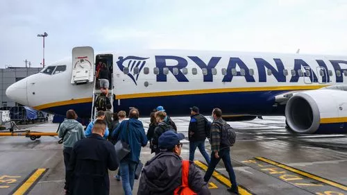 Chuyến bay Ryanair từ Anh buộc phải hạ cánh khẩn cấp ở Bồ Đào Nha