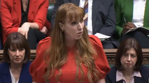 Angela Rayner đặt cho Rishi Sunak biệt danh 3 từ tàn bạo trong khi cô ta thâm nhập vào nhà Tory