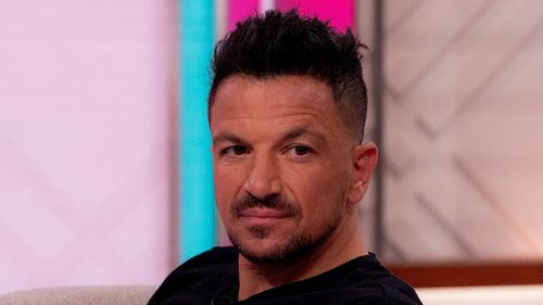 Peter Andre cảm thấy như anh ta đang sống trong vũ trụ khác khi anh ta đóng cửa cuộc nổi loạn "rất đáng sợ" Anh quốc