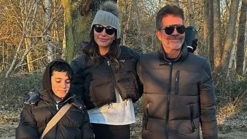 Simon Cowell chia sẻ những bức ảnh hiếm hoi của gia đình sau khi chào đón thành viên mới đáng yêu