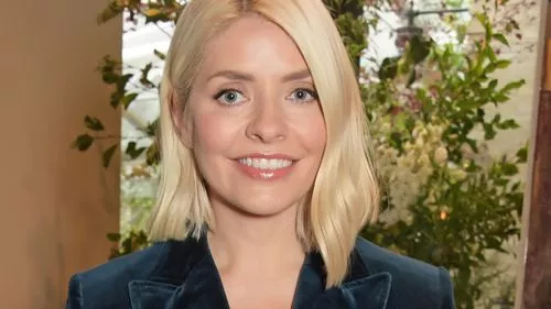 Holly Willoughby 'rất hào hứng' khi cô ấy thông báo ITV trở lại máy chủ khởi động lại biểu tượng 90 show