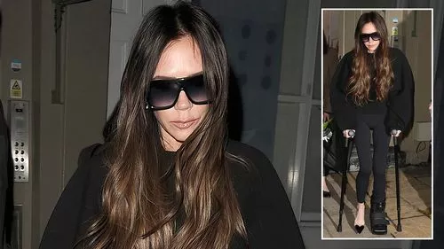 Victoria Beckham tập tễnh đi giày cao gót và chống nạng sau khi bị gãy chân do chấn thương nặng khi tập gym khi chồng David đưa ra thông tin cập nhật đầy đau đớn về 'nghỉ ngơi sạch sẽ'