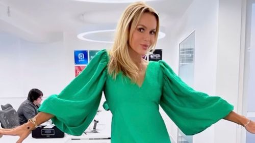 Amanda Holden gây choáng trong bộ váy xanh lá cây nhỏ bằng thương hiệu nổi tiếng - mua nó ở đây