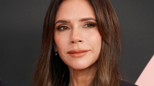 Victoria Beckham gây sốc cho người hâm mộ khi cô ấy mặc váy gần như khỏa thân để chụp ảnh