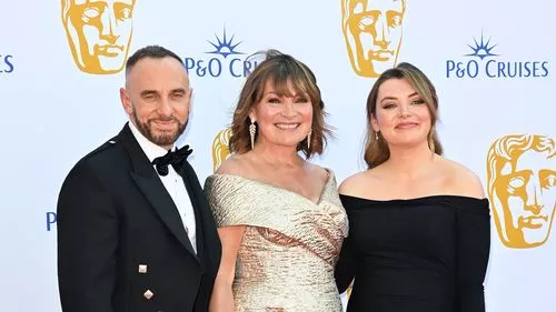 Lorraine Kelly "rất tự hào" như đứa con gái đang mang thai Rosie thể hiện giới tính của em bé