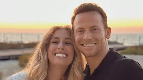 Stacey Solomon gợi ý về tin tức gia đình to lớn khi Joe Swash cố gắng vui chơi tại quán Pickle