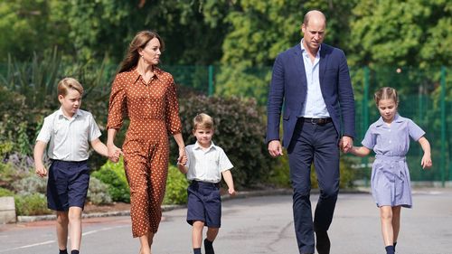 Hoàng tử William và Kate bỏ lại các quan chức hoàng gia và mong đợi ba đứa con làm việc nhà