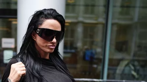 Katie Price đang tận hưởng sự chú ý khi cô ấy ra tòa sau khi ra tòa