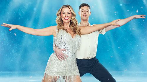 Claire Sweeney đỏ mặt khi cô ấy chiếu cảnh các ông chủ ITV Dancing on Ice với cảnh 'đi chơi' của mình