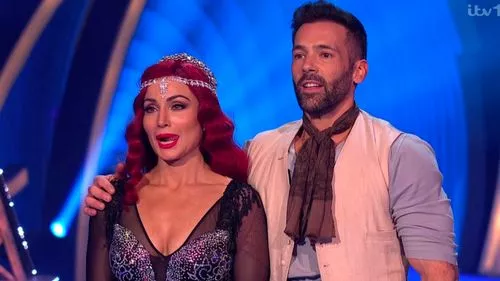 Roxy Shahidi bị loại khỏi Dancing On Ice của ITV trong tình trạng loại trực tiếp kép