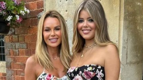 Con gái của Amanda Holden, 18 tuổi, trông như người mẫu vào ngày cuối đi học