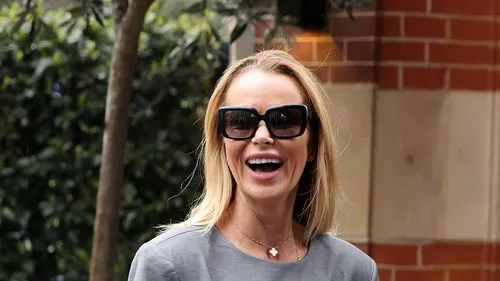 Amanda Holden đánh răng với Sharon Osbourne nhổ vào chân cô ấy bằng bộ váy nhỏ lộng lẫy