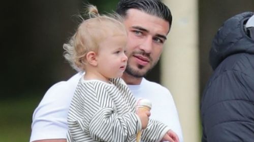 Tommy Fury được nhìn thấy trong công viên với bambi và bảo vệ trong khi hắn cố gắng giành lại Molly-Mae Hague