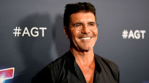 Tiền lương của Simon Cowell bị giảm sau khi thấy thẻ thanh toán của Kate Bush ở phòng bưu điện