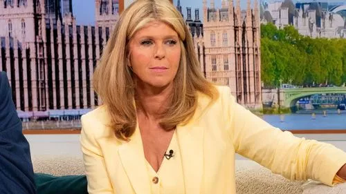 Kate Garraway trông thật lộng lẫy với màu sắc của mùa hè khi cô mặc một bộ đồ trẻ con không có ai