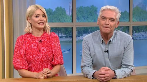 Holly Willoughby phá vỡ im lặng giữa sự trở lại TV của Phillip Schofield