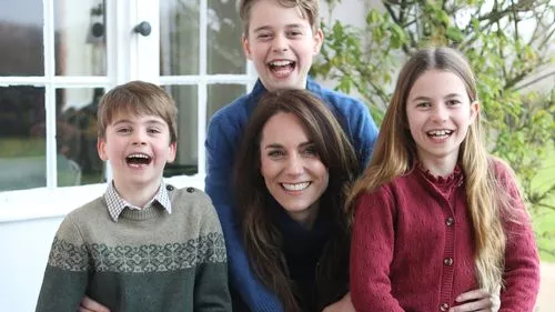 Princess Kate's six-word message on Mother's Day with new family photo