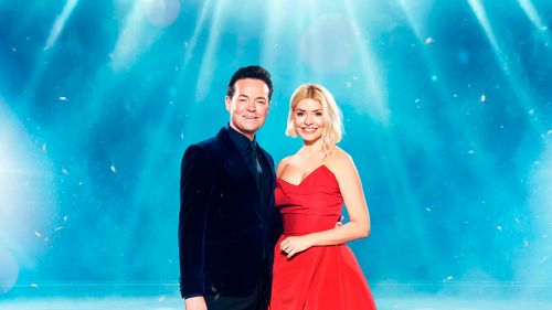 Holly Willoughby bỏ qua buổi chụp ảnh Dancing on Ice để chuẩn bị trở lại truyền hình với người đồng dẫn chương trình