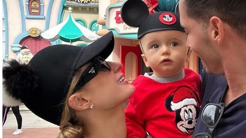 Paris Hilton chiêu đãi cậu con trai một tuổi Phoenix chuyến đi chơi Giáng sinh 'kỳ diệu' tại Disneyland