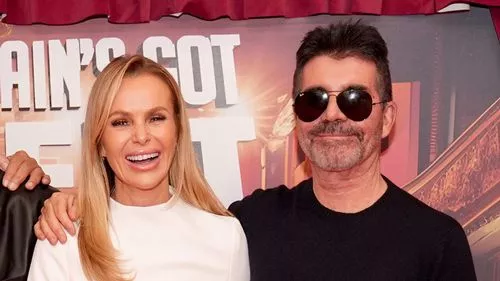 Simon Cowell khai thác tàn bạo Amanda Holden khi anh ta cảnh báo