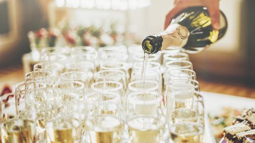 Giá rượu sâm panh và rượu prosecco rẻ nhất tại Tesco, Aldi, Asda, Morrisons và Lidl