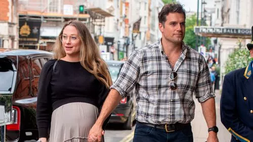 Henry Cavill và cô bạn gái đang mang thai Natalie Vitcuso bước ra Luân Đôn