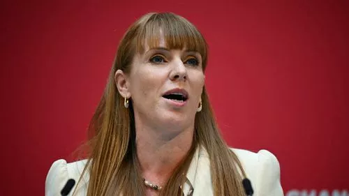 Angela Rayner cấm xuất hiện ở Glastonbury bởi các ông chủ phòng thí nghiệm