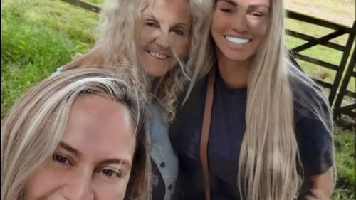 Katie Price 'không thể ngừng khóc' sau khi chăm sóc bệnh tật của mẹ trên Google