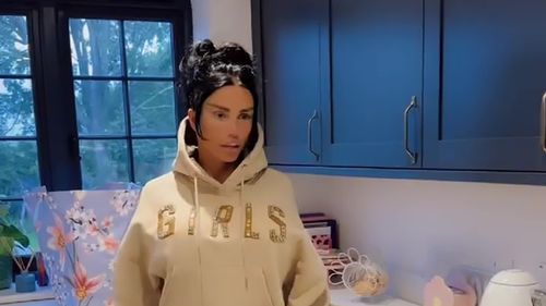 Katie Price " chứng kiến" khi cô ấy cập nhật về phẫu thuật sau 6 lần nâng mặt