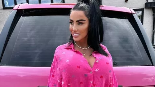 Katie Price được nâng cấp cho Range Rover dù có lệnh từ bỏ xe hơi