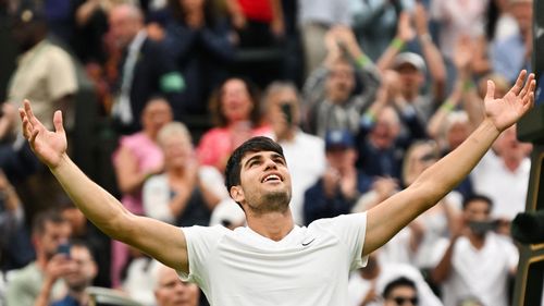 Carlos Alcaraz bắt chước Jude Bellingham khi ông ăn mừng trận chiến của Wimbledon