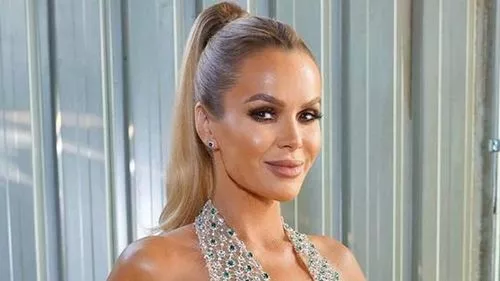 Anh Quốc có tài năng của Amanda Holden trêu chọc xu hướng mặc đồ khỏa thân mặc dù đã bị nhồi nhét