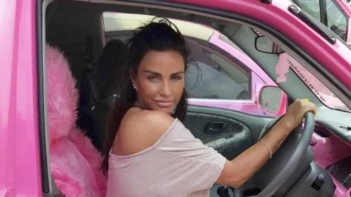 Katie Price đã phát hiện ra với ngôi sao X Xây dựng sau khi thẩm phán ra lệnh cho cô ta giao chiếc Range Rover màu hồng