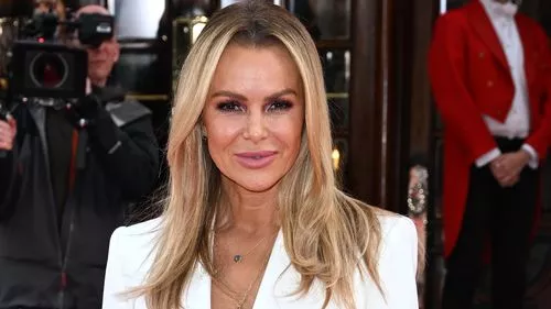 Amanda Holden tổ chức một show hẹn hò mới cho những kẻ lừa đảo - và vẫn còn thời gian để đăng ký