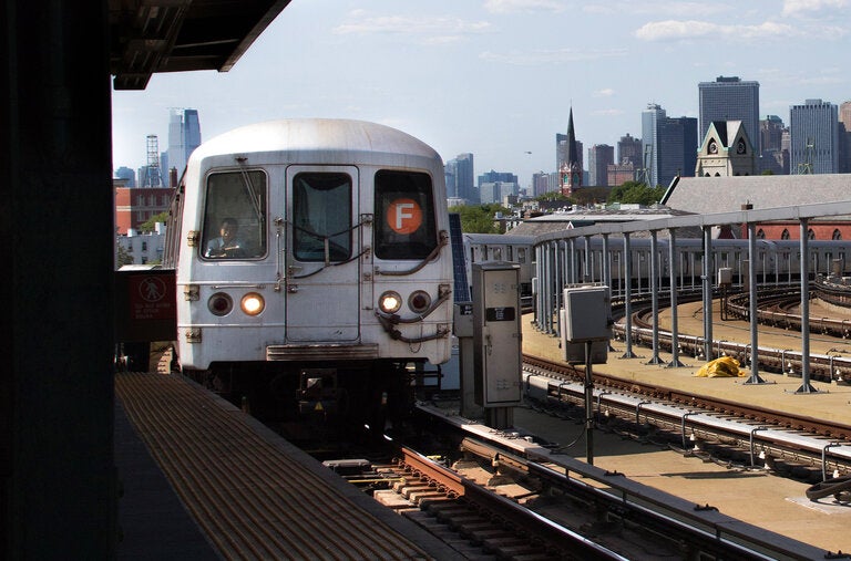 Các quan chức cho biết thiếu niên bị giết khi 'Lướt tàu điện ngầm' ở Brooklyn