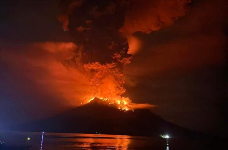 Núi lửa phun trào ở Indonesia