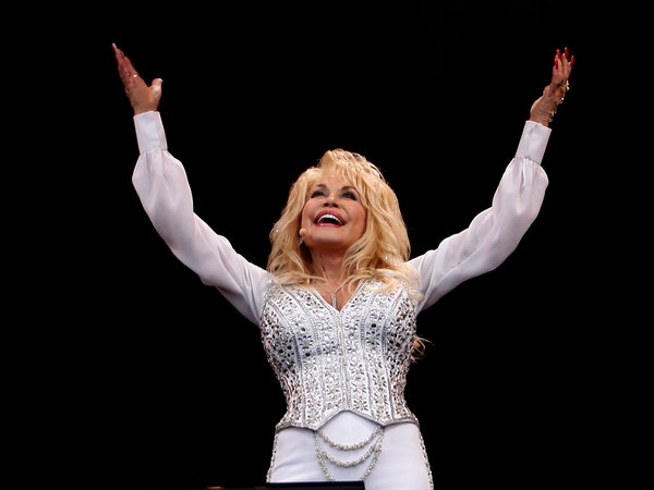 Dolly Parton “Busted a Gut” vươn tới những nốt cao trong “Rockstar”