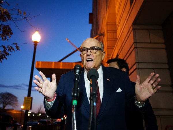 Xem Rudy Giuliani tự hủy hoại tại phiên tòa xét xử phỉ báng ở Washington