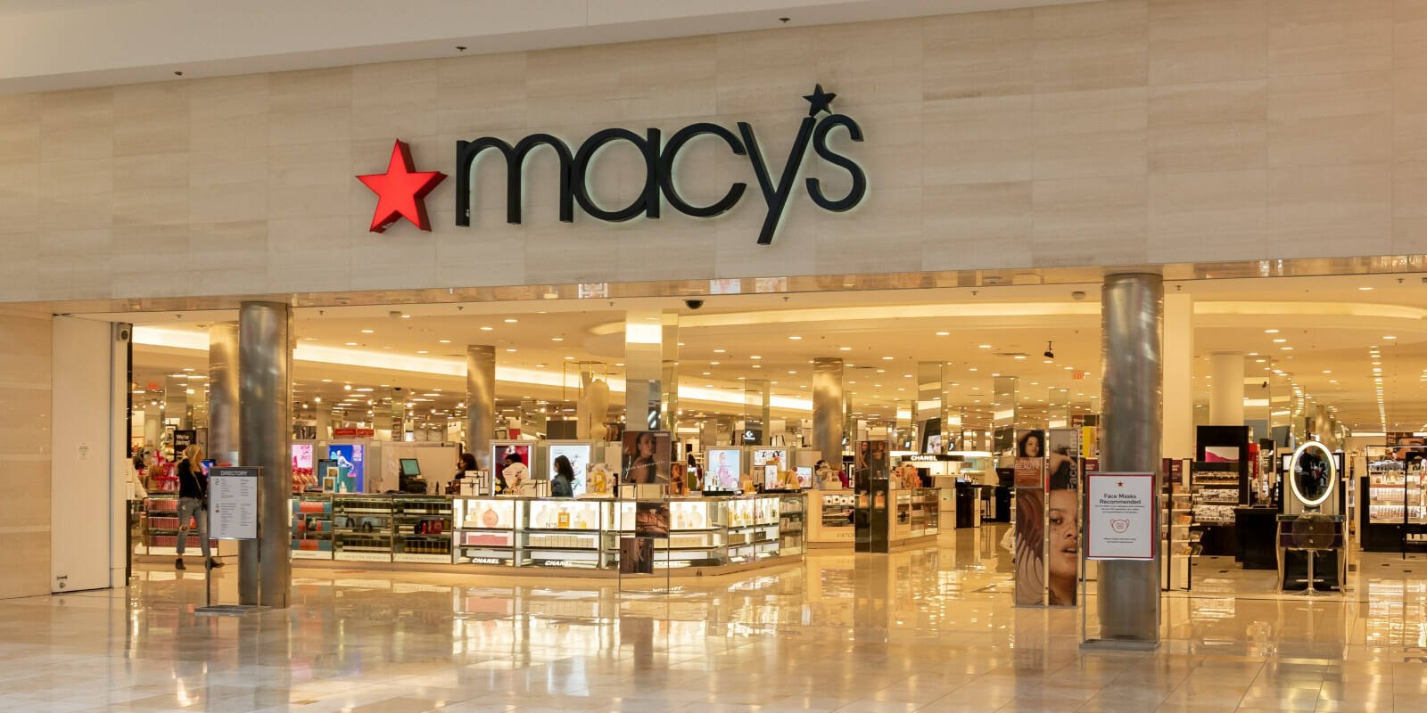 Macy's và Sunglass Hut bị kiện đòi 10 triệu USD vì bắt giữ khuôn mặt và 'tấn công tình dục'