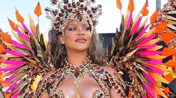 Rihanna's Best Risqué Ensembles trong những năm