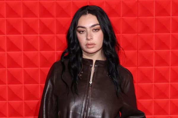 Bên trong tiệc hóa trang của Charli XCX