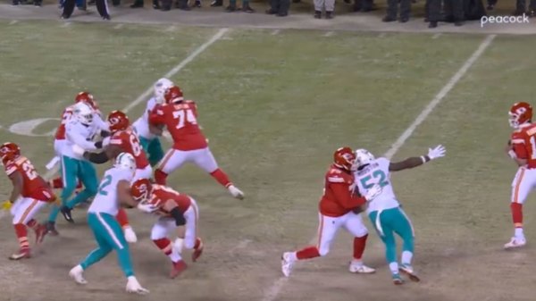 Người hâm mộ NFL tức giận trước quả phạt đền của Mahomes sau khi trọng tài dường như bỏ lỡ cuộc gọi vài giây trước đó