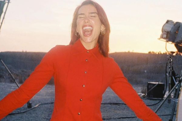 Dua Lipa lờ đi những tấm vé tham quan khi cô mặc quần đỏ