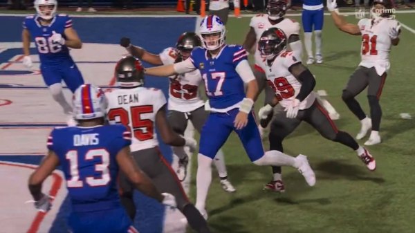 Người hâm mộ NFL nói Josh Allen 'muốn hút thuốc' sau trận đấu 'tự mãn' với Bills