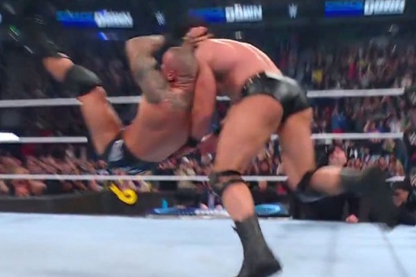 Randy Orton kết nối với RKO trên Drew McIntyre khi người hâm mộ khen ngợi phần cuối của chương trình