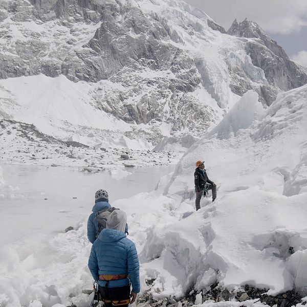 Đỉnh Everest nằm trên lớp băng mỏng